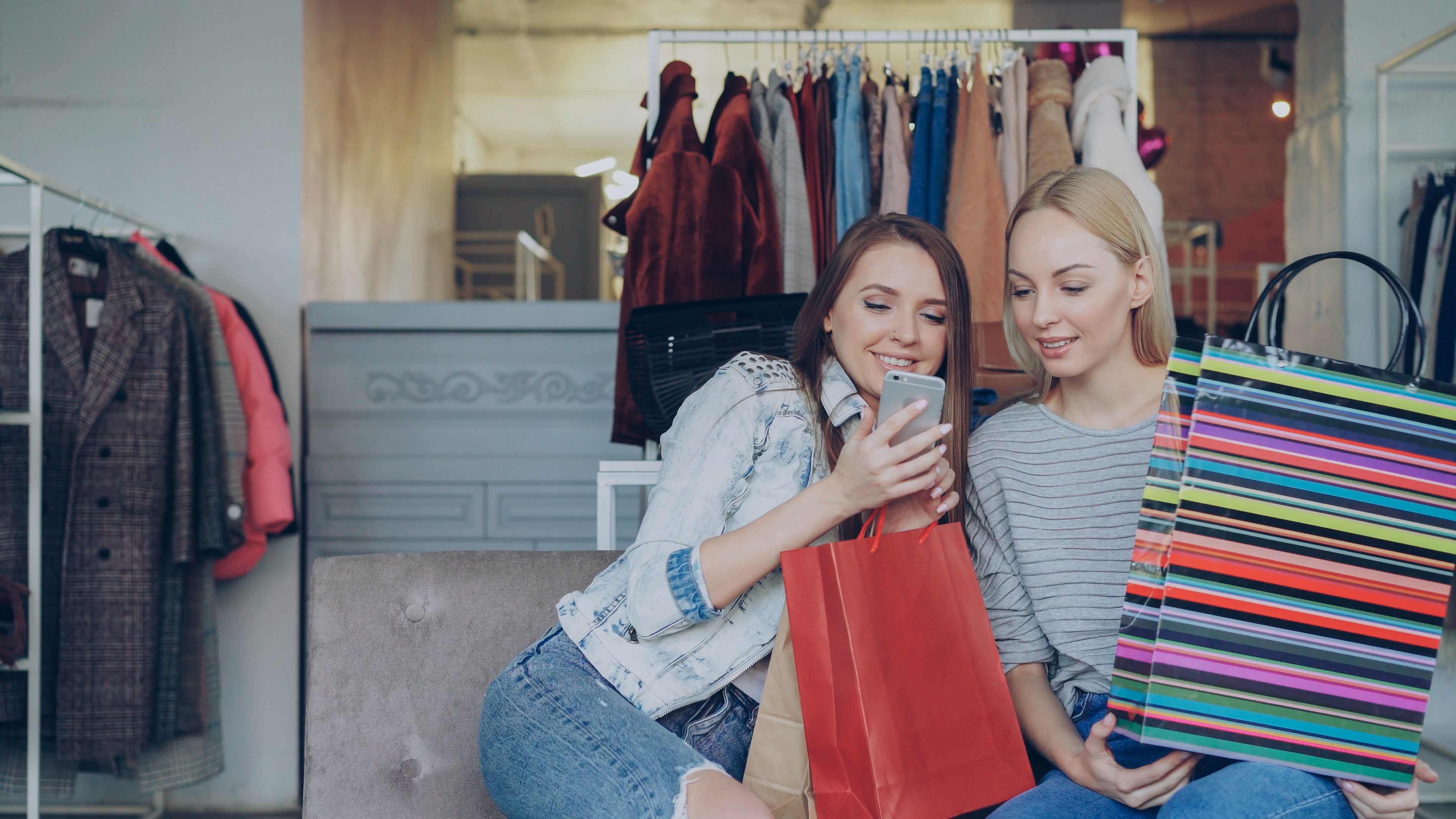QVC Dropshipping and Multichannel Fulfilment: Shoppers buying products through their phone